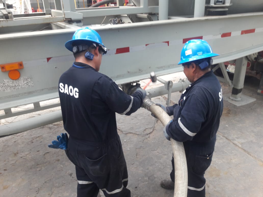 Técnicos de SAOG realizando maniobra de trasiego con equipo de protección personal